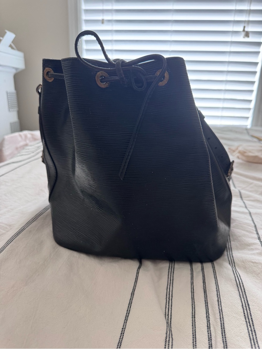 Vintage Louis Vuitton Noé Bucket Bag in black leather with gold hardware - Picture 3 of 7